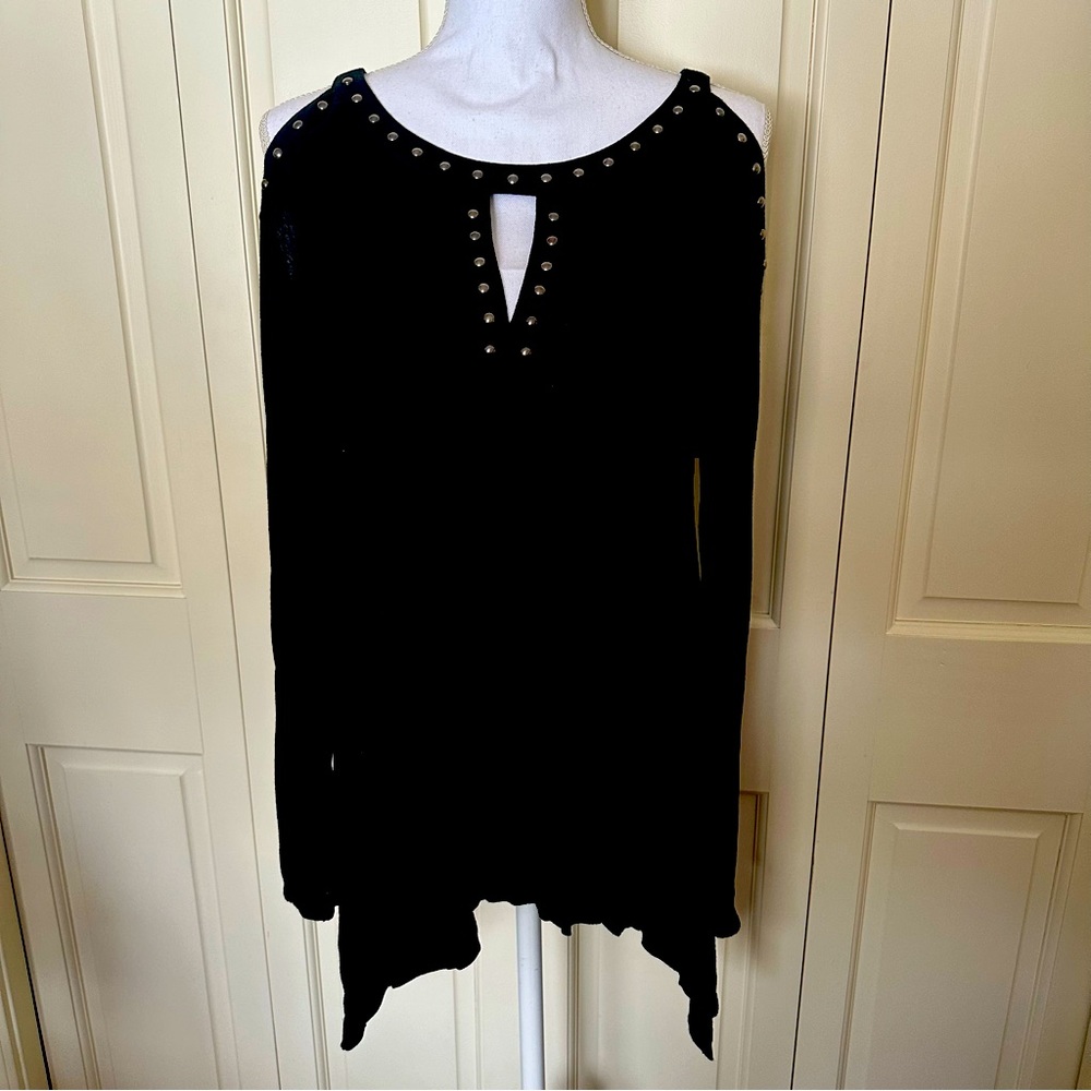 🥂🍾Girl’s night out ready! 🍾🥂INC studded top with cold shoulders 🎉